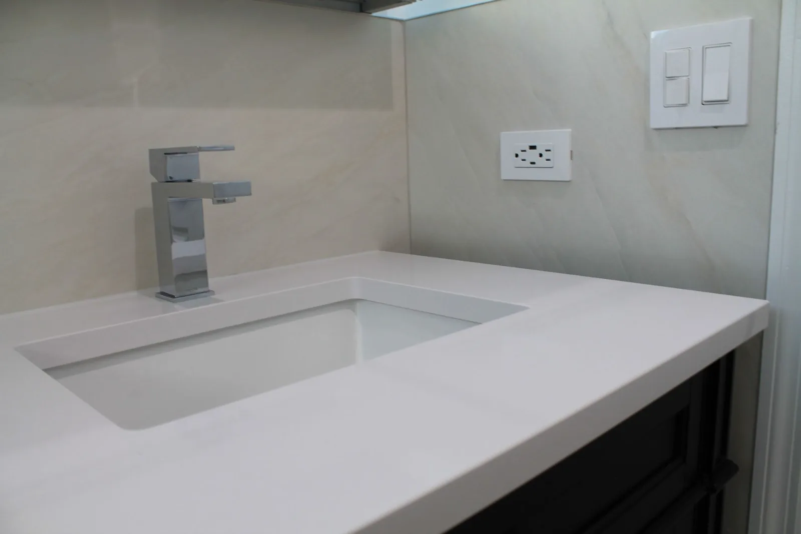 White quartz vanity top with square chrome single-handle faucet